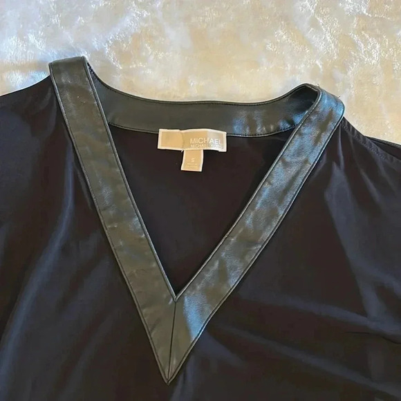 🖤 Michael Kors faux leather V-neck cold shoulder blouse in S - GUC - Picture 3 of 7